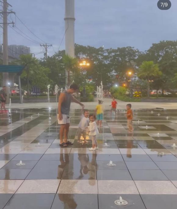 Những hình ảnh đời thường của ông bố bỉm sữa Kim Lý khiến dân tình cười bò. Ảnh chụp màn hình Những hình ảnh đời thường của ông bố bỉm sữa Kim Lý khiến dân tình cười bò. Ảnh chụp màn hình