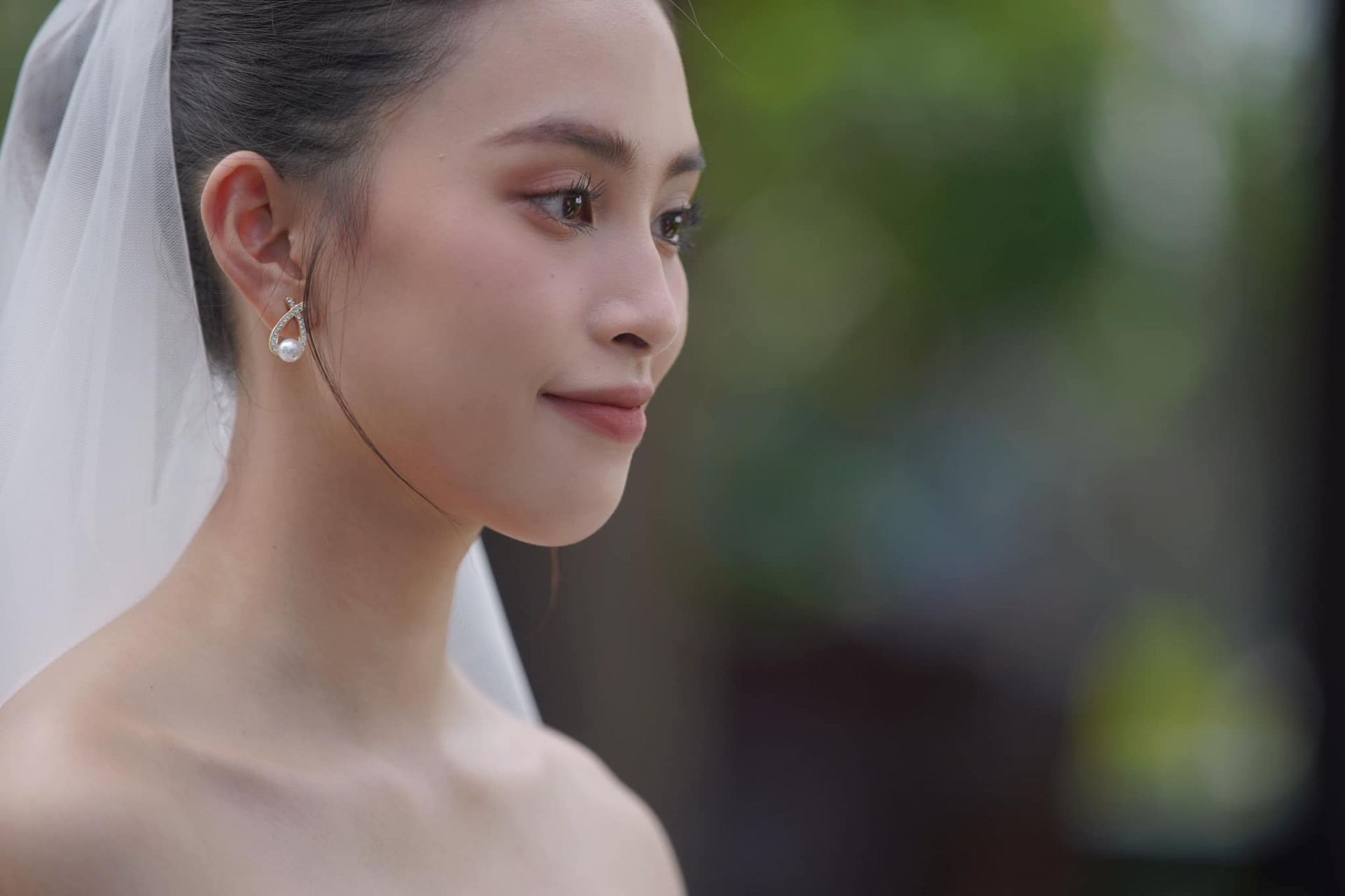 Tiểu Vy khoe vẻ đẹp đầy mong manh trong trang phục váy cưới. Ảnh: Facebook