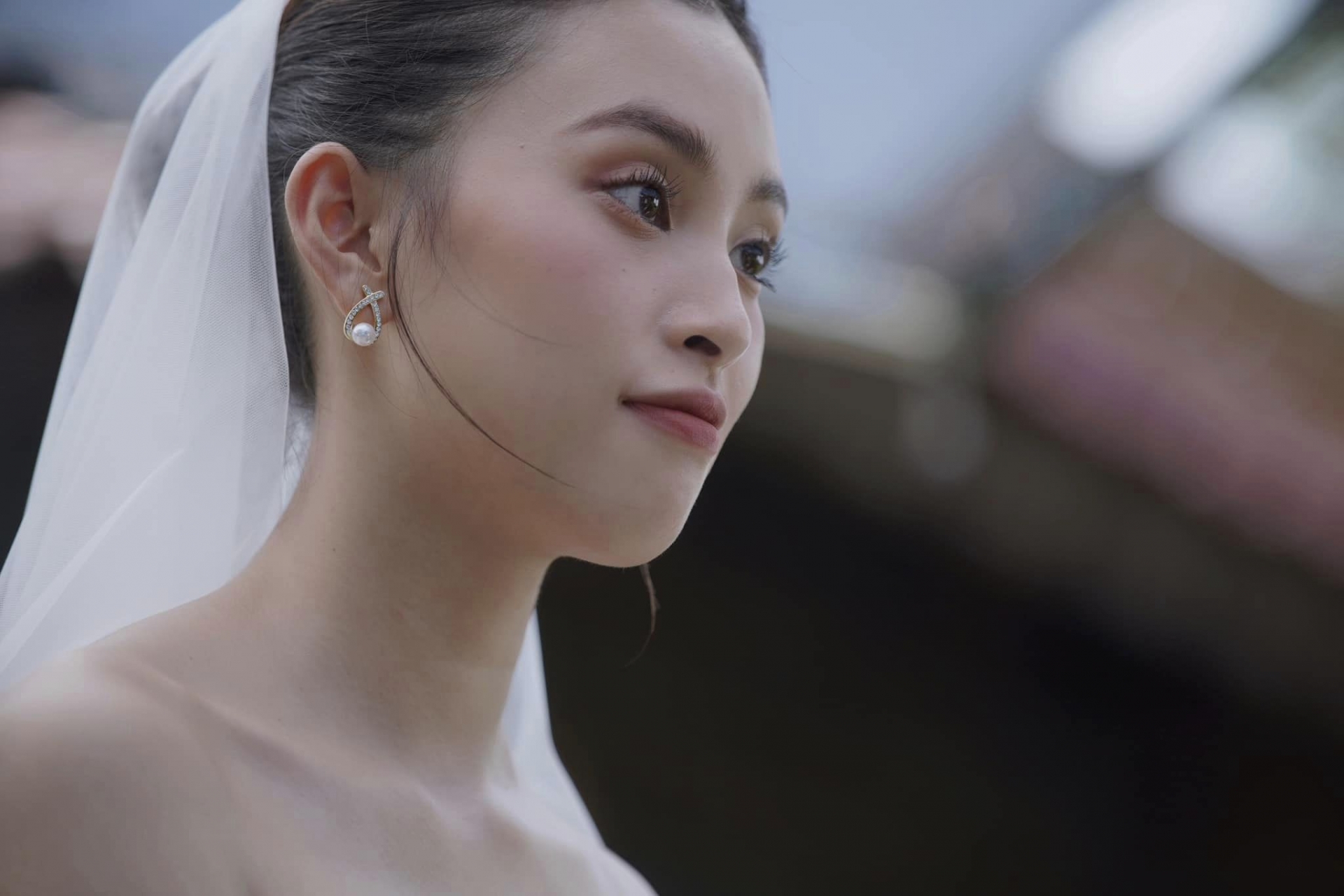 Tiểu Vy khoe trọn nhan sắc xinh đẹp cùng bờ vai gầy thon gọn trong trang phục cô dâu. Ảnh: Facebook