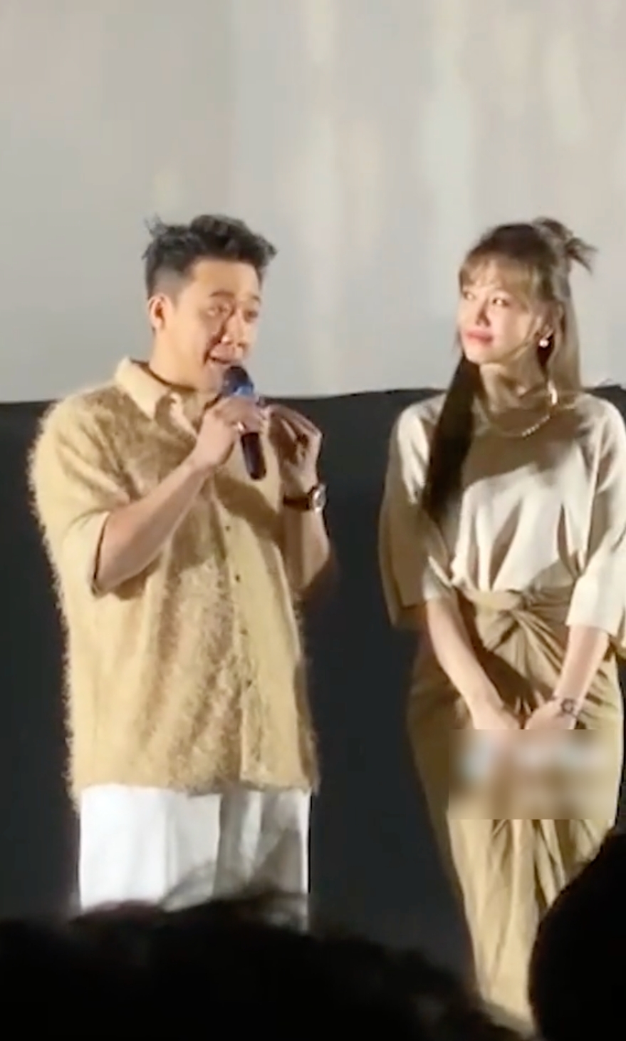 Tình cũ Hari Won ngó lơ khi vô cớ bị nhắc tên, Trấn Thành hứng 'rổ gạch đá' của CDM - Ảnh 3