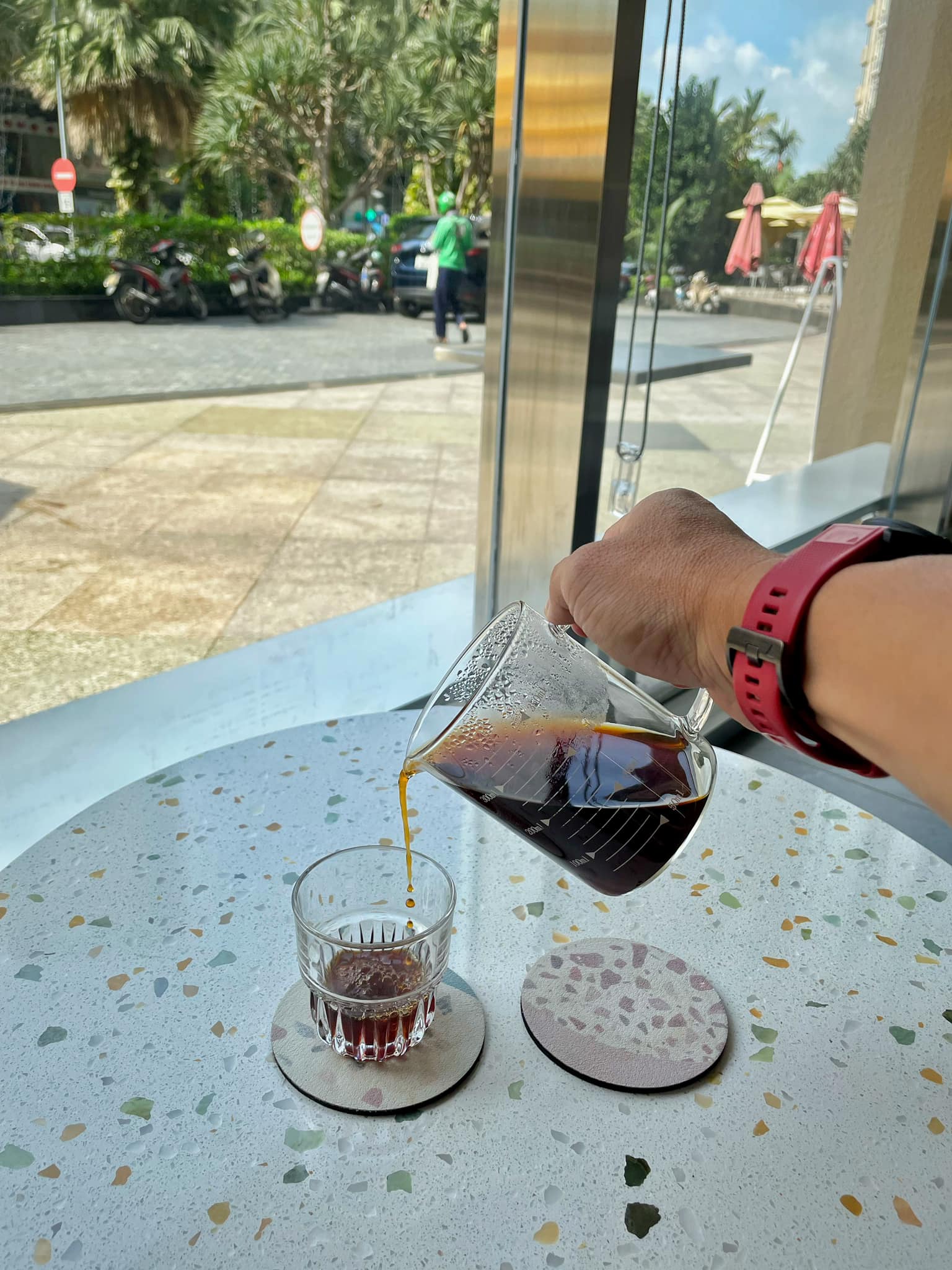 Tình cũ Hari Won ngó lơ khi vô cớ bị nhắc tên, Trấn Thành hứng 'rổ gạch đá' của CDM - Ảnh 2