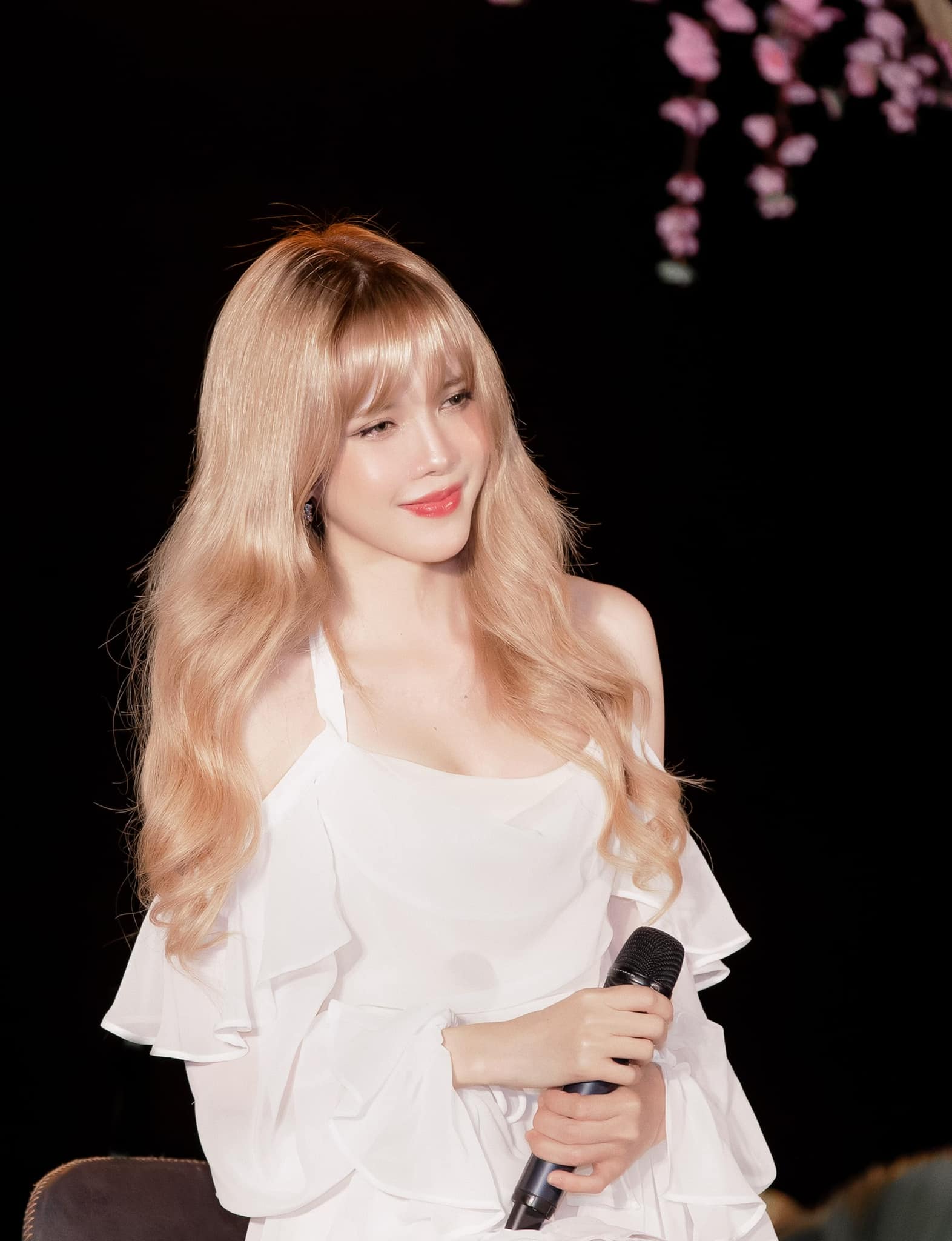 Thiều Bảo Trâm được đánh giá ngày càng thăng hạng nhan sắc sau ồn ào tình ái. Ảnh: Facebook