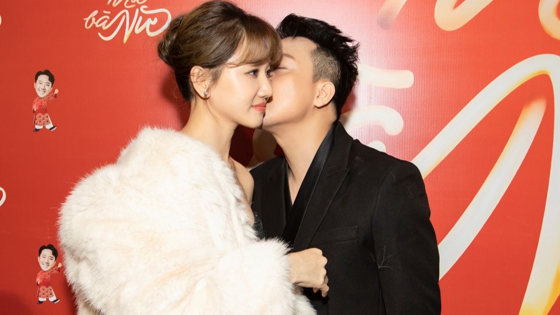 Trấn Thành và Hari Won không ngần ngại thể hiện tình cảm trước công chúng. Ảnh: Internet