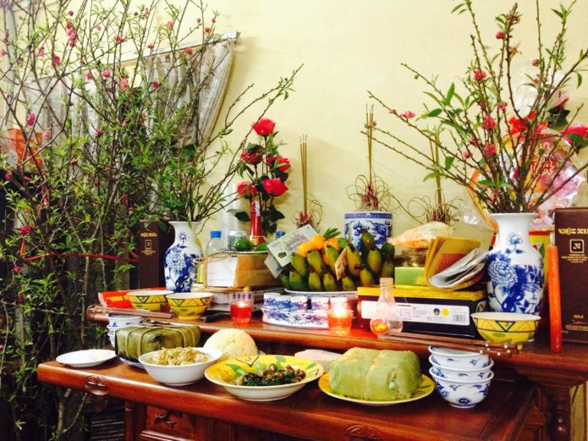 Lau chùi bàn thờ gia tiên là một trong những công việc quan trọng đối với mỗi gia chủ mỗi dịp cuối năm. Ảnh: Internet Lau chùi bàn thờ gia tiên là một trong những công việc quan trọng đối với mỗi gia chủ mỗi dịp cuối năm. Ảnh: Internet