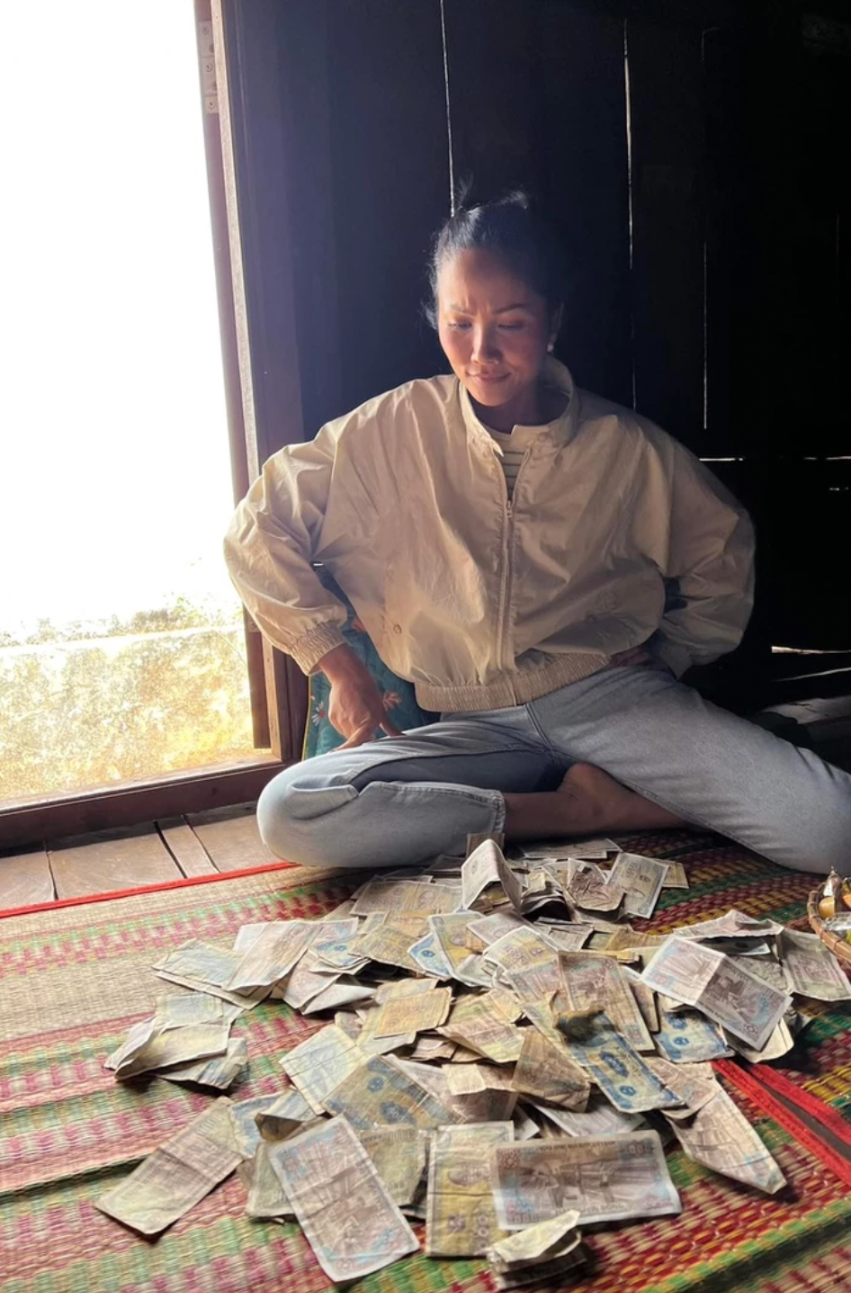 H'Hen Niê áp lực vì 'nhiều tiền quá không đếm xuể'. Ảnh: Facebook