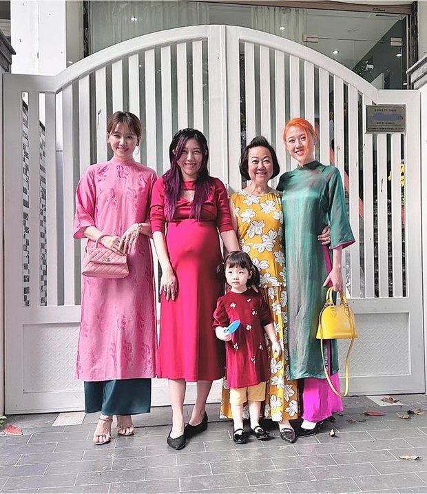 Hình ảnh mới nhất của Hari Won cho thấy mối quan hệ thân thiết giữa Hari Won và gia đình nhà chồng. Ảnh: Facebook