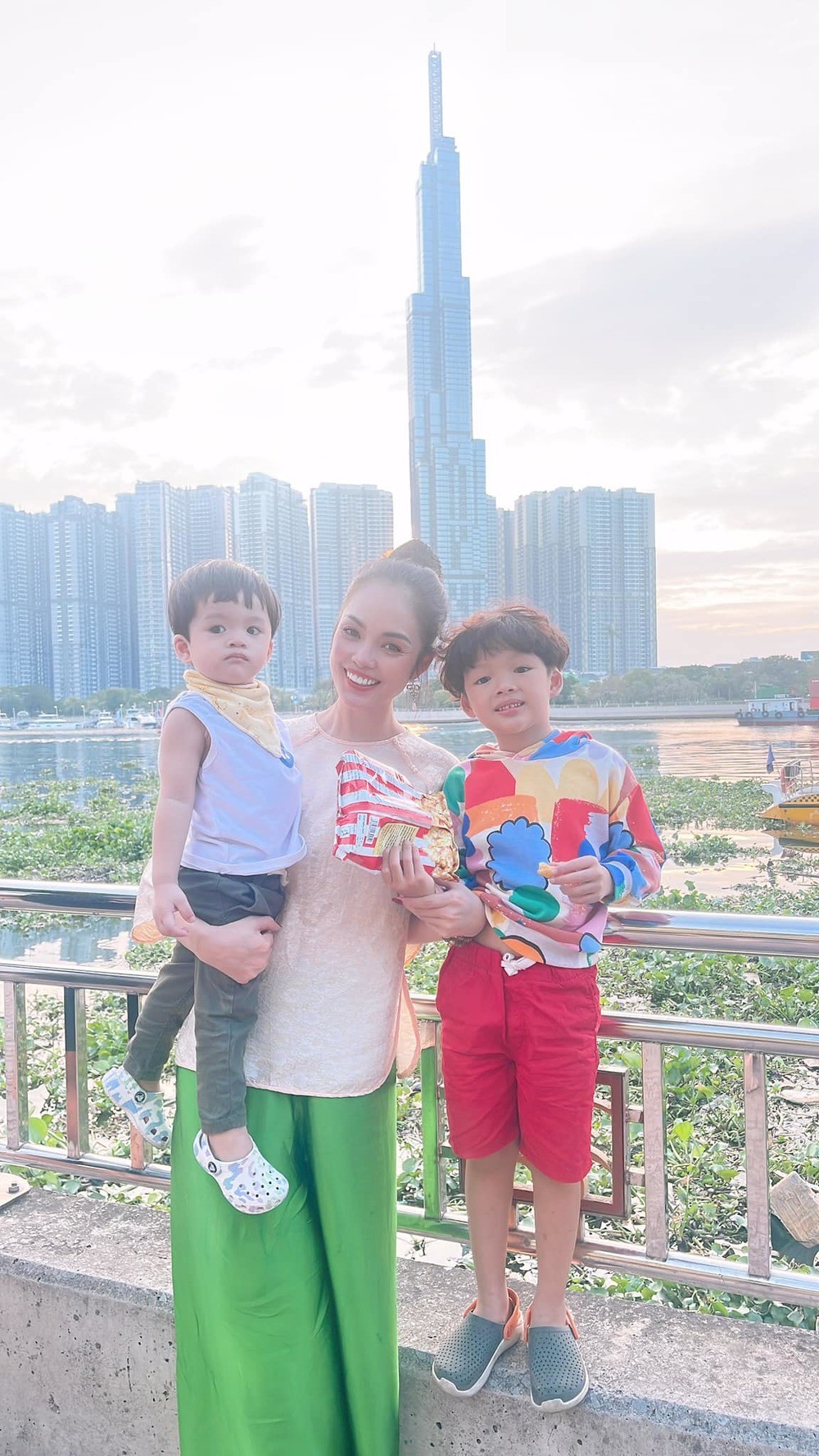 Dương Cẩm Lynh bỏ xuống mọi ồn ào, xuất hiện cực tình bên hai quý tử - Ảnh 1