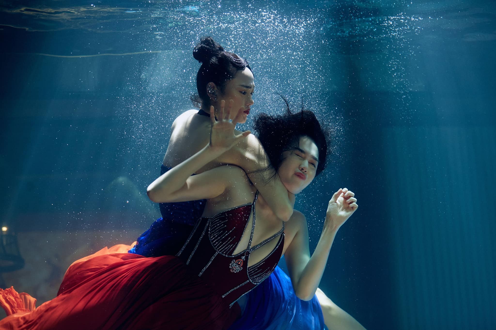 Một trong những cảnh quay đẹp của Ngọc Trinh và Minh Hằng trong Chị chị em em 2. Ảnh: Internet