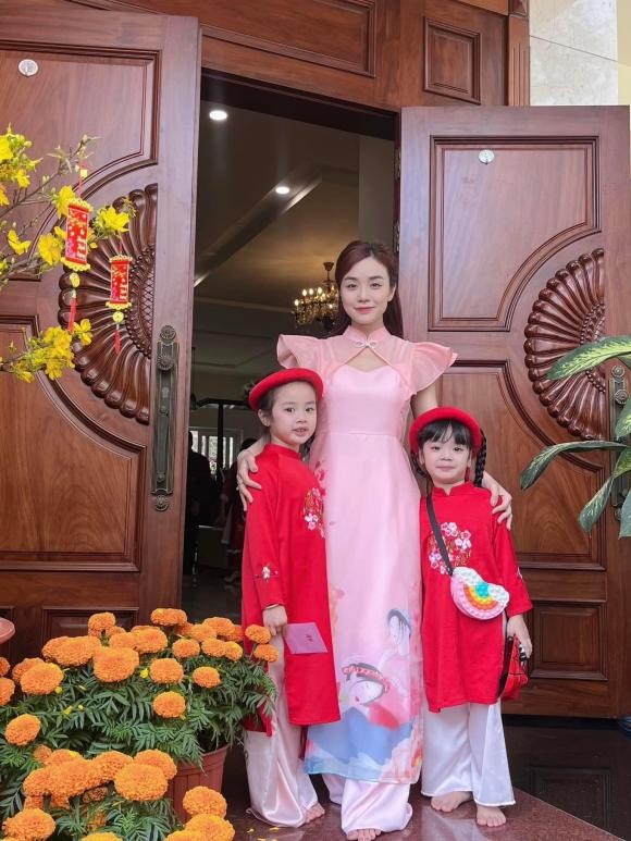 Vợ cũ Hoài Lâm hiếm hoi lộ diện cùng nhóc tỳ sau ồn ào tình ái - Ảnh 1 Vợ cũ Hoài Lâm hiếm hoi lộ diện cùng nhóc tỳ sau ồn ào tình ái - Ảnh 1