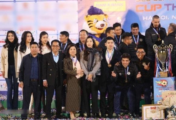Xuất hiện bên cạnh con dâu, mẹ chồng Đỗ Mỹ Linh gây ngỡ ngàng với vẻ ngoài cực thần thái - Ảnh 2 Xuất hiện bên cạnh con dâu, mẹ chồng Đỗ Mỹ Linh gây ngỡ ngàng với vẻ ngoài cực thần thái - Ảnh 2