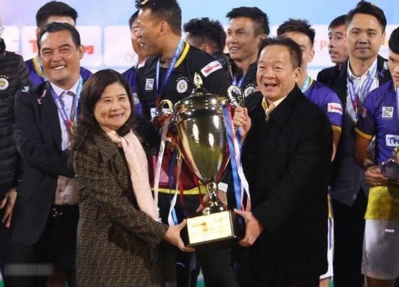 Xuất hiện bên cạnh con dâu, mẹ chồng Đỗ Mỹ Linh gây ngỡ ngàng với vẻ ngoài cực thần thái - Ảnh 1 Xuất hiện bên cạnh con dâu, mẹ chồng Đỗ Mỹ Linh gây ngỡ ngàng với vẻ ngoài cực thần thái - Ảnh 1