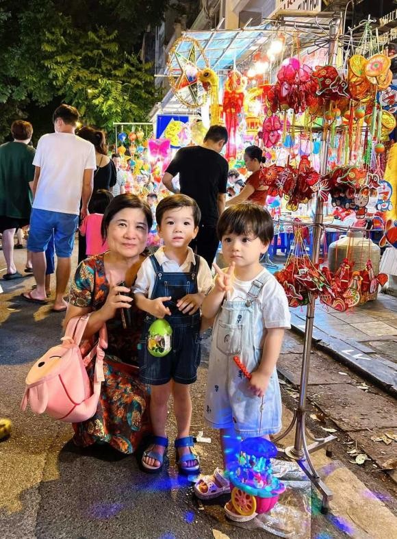 Trong những bức ảnh hiếm hoi, mẹ chồng Đỗ Mỹ Linh đều toát ra khí chất sang chảnh và thân thiện. Ảnh: Facebook Trong những bức ảnh hiếm hoi, mẹ chồng Đỗ Mỹ Linh đều toát ra khí chất sang chảnh và thân thiện. Ảnh: Facebook