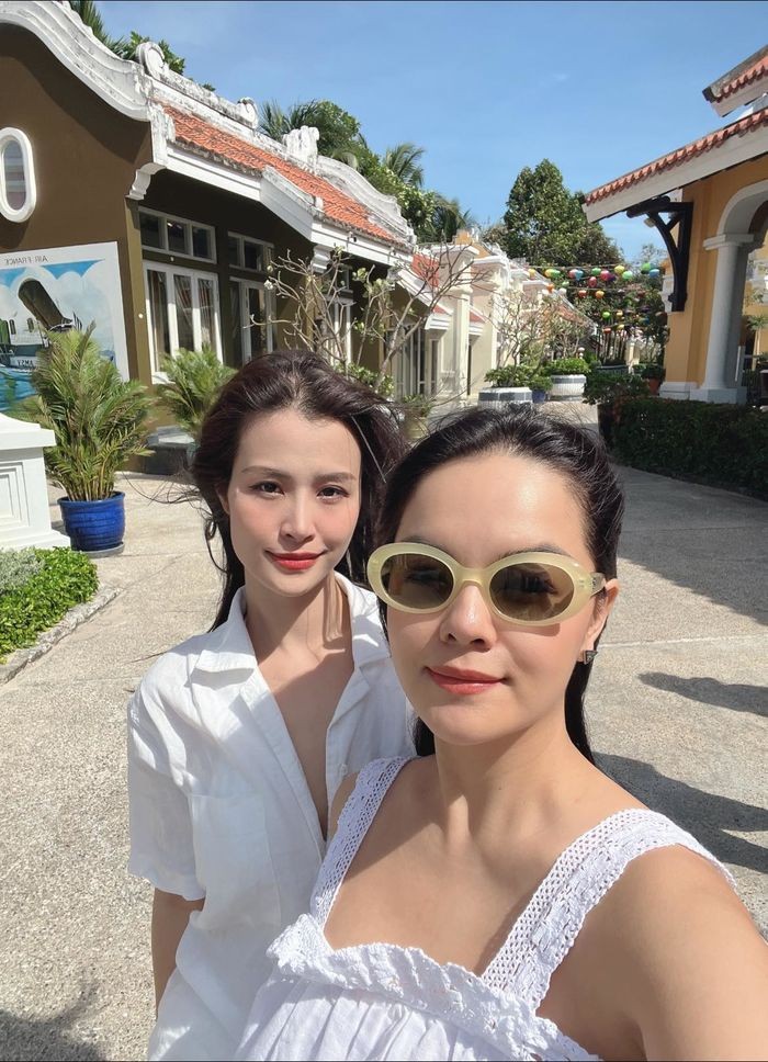 Cả hai mẹ bỉm đều sở hữu nhan sắc xinh đẹp và vóc dáng thon gọn sau sinh. Ảnh: Facebook