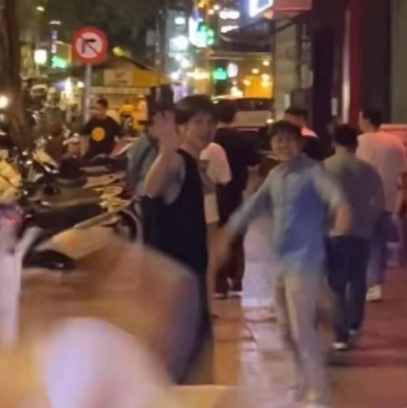 Những hình ảnh cực kỳ giản dị nhưng không kém phần điển trai của sao nam Go Kyung Pyo tại TP HCM nhanh chóng gây bão CDM. Ảnh:Facebook