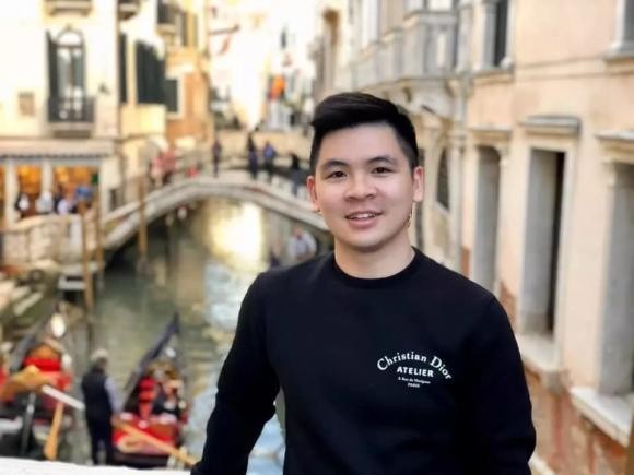 Chiếc áo rong chuyến đến Venezia (Veneto, Italy) năm 2018, ông xã Đỗ Mỹ Linh diện mẫu áo Christian Dior Atelier's Sweatshirt đen với giá khoảng 40 triệu đồng. Ảnh: Facebook Chiếc áo rong chuyến đến Venezia (Veneto, Italy) năm 2018, ông xã Đỗ Mỹ Linh diện mẫu áo Christian Dior Atelier's Sweatshirt đen với giá khoảng 40 triệu đồng. Ảnh: Facebook