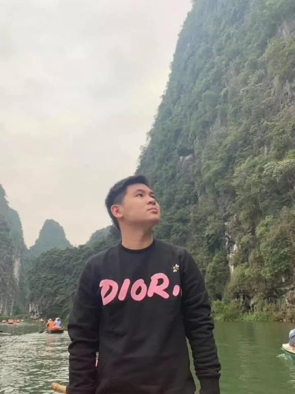 Chiếc áo sweatshirt đơn giản này có giá gần 40 triệu đồng. Ảnh: Facebook Chiếc áo sweatshirt đơn giản này có giá gần 40 triệu đồng. Ảnh: Facebook