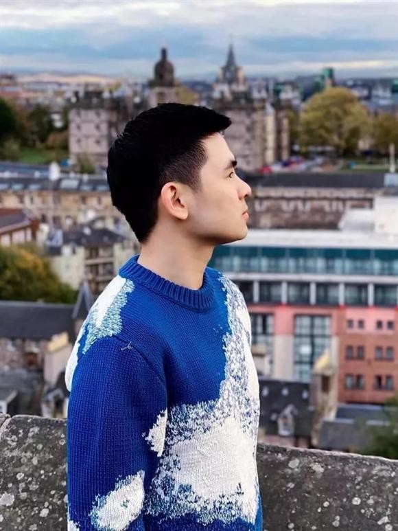 Áo len xanh của Louis Vuitton có giá 50 triệu. Ảnh: Facebook Áo len xanh của Louis Vuitton có giá 50 triệu. Ảnh: Facebook