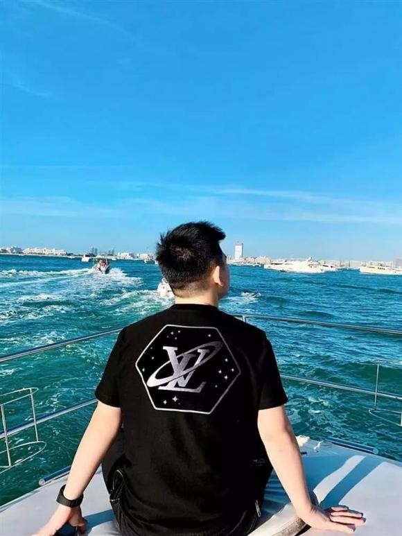 Chiếc áo thun đơn giản của Louis Vuitton Galaxy khoảng 7 triệu đồng. Ảnh: Facebook Chiếc áo thun đơn giản của Louis Vuitton Galaxy khoảng 7 triệu đồng. Ảnh: Facebook