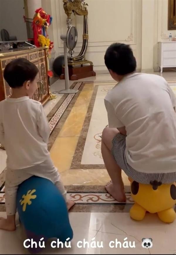Đỗ Mỹ Linh thường xuyên chia sẻ hình ảnh ông xã mình thoát vai thiếu gia, tập tành trở thành ông bố bỉm khi chịu chơi và chiều với các nhóc tỳ. Ảnh: Facebook Đỗ Mỹ Linh thường xuyên chia sẻ hình ảnh ông xã mình thoát vai thiếu gia, tập tành trở thành ông bố bỉm khi chịu chơi và chiều với các nhóc tỳ. Ảnh: Facebook