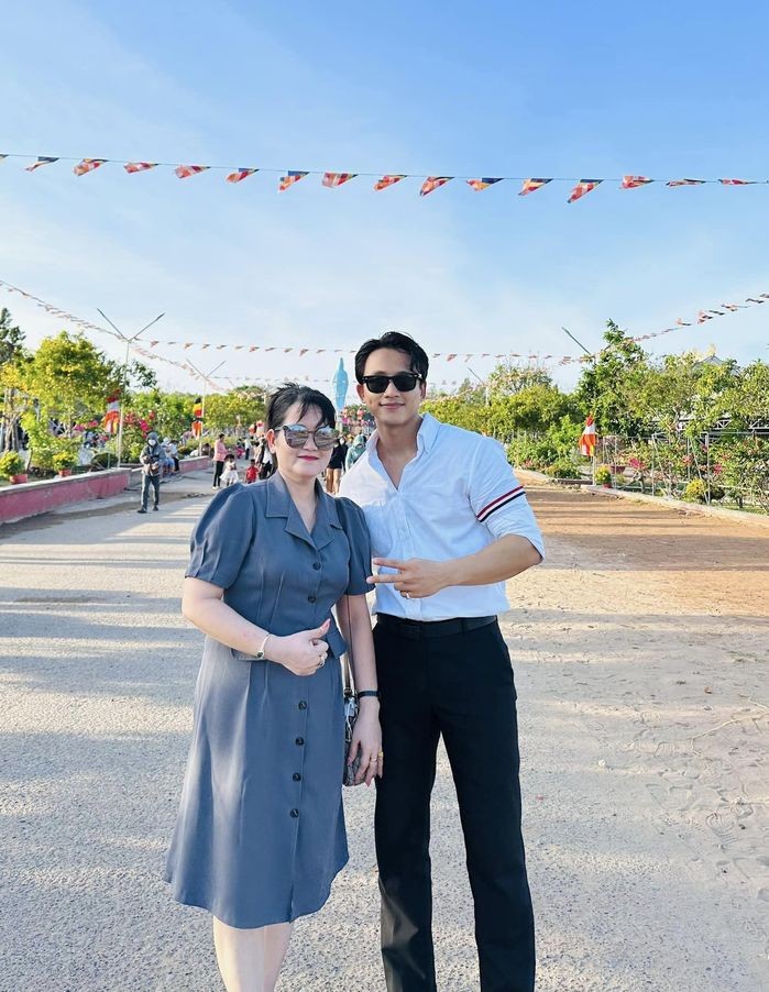 Hình ảnh bóng người đàn ông trên tấm kính phản chiếu được cho có nhiều nét tương đồng với Mai Tài Phến, đặc biệt là chiếc áo y chang. Ảnh: Facebook Hình ảnh bóng người đàn ông trên tấm kính phản chiếu được cho có nhiều nét tương đồng với Mai Tài Phến, đặc biệt là chiếc áo y chang. Ảnh: Facebook