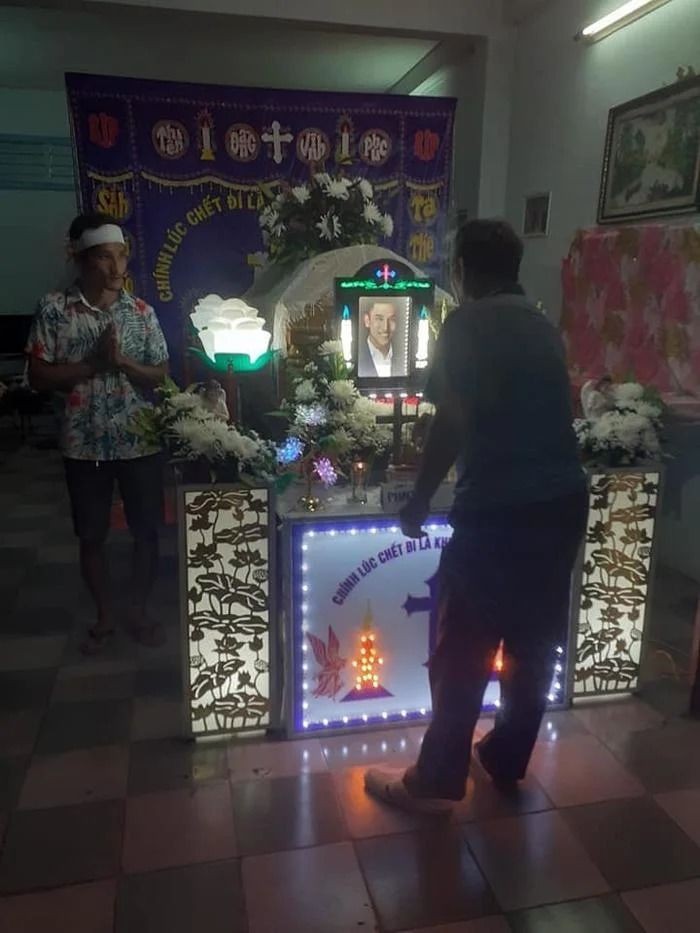 Xót xa hình ảnh đơn sơ trong tang lễ của soái ca 'Vì yêu mà đến' Phạm Hồng Hải Quân, nguyên nhân qua đời được hé lộ - Ảnh 1 Xót xa hình ảnh đơn sơ trong tang lễ của soái ca 'Vì yêu mà đến' Phạm Hồng Hải Quân, nguyên nhân qua đời được hé lộ - Ảnh 1