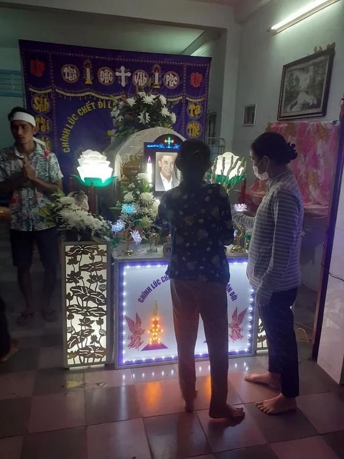Những hình ảnh đơn sơ trong đám tang của nam chính Vì yêu mà đến - Phạm Hồng Hải Quân khiến nhiều người không khỏi xót xa. Ảnh: Facebook Những hình ảnh đơn sơ trong đám tang của nam chính Vì yêu mà đến - Phạm Hồng Hải Quân khiến nhiều người không khỏi xót xa. Ảnh: Facebook