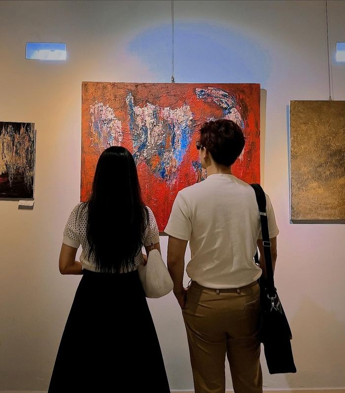 Midu bị tóm gọn khoảnh khắc tình tứ 'quý ông tia chớp' Trần Anh Huy - Ảnh 1 Midu bị tóm gọn khoảnh khắc tình tứ 'quý ông tia chớp' Trần Anh Huy - Ảnh 1