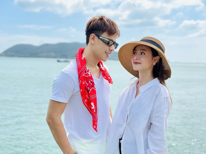 Midu bị tóm gọn khoảnh khắc tình tứ 'quý ông tia chớp' Trần Anh Huy - Ảnh 2 Midu bị tóm gọn khoảnh khắc tình tứ 'quý ông tia chớp' Trần Anh Huy - Ảnh 2