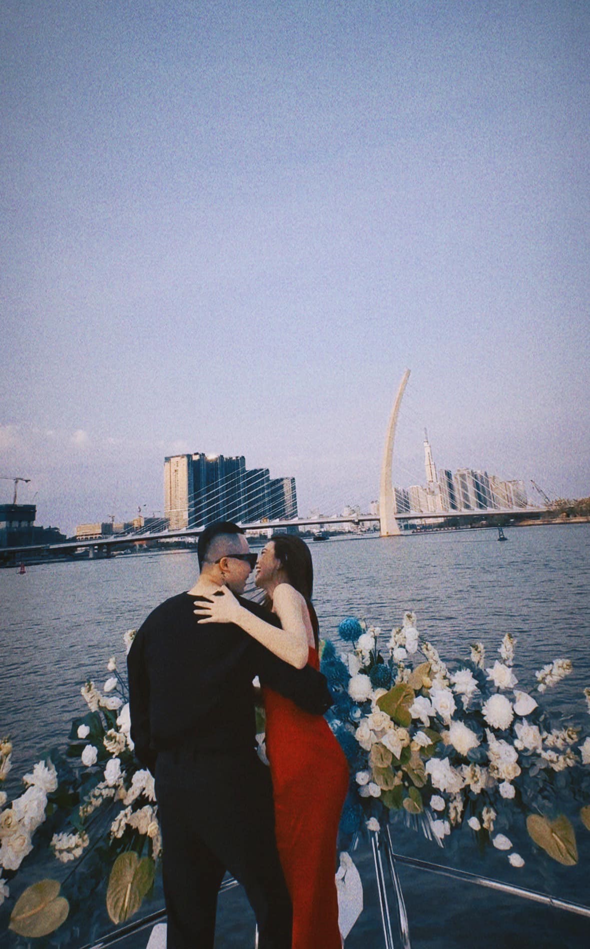 Vũ Khắc Tiệp đăng tải hình ảnh check -in trên du thuyền vô cùng sang chảnh. Ảnh: Facebook