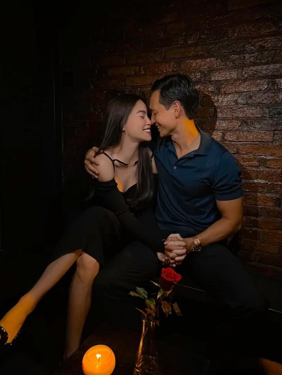 Khoảnh khắc cặp đôi Hồ Ngọc Hà và Kim Lý cực mùi mẫn bên nhau trong ngày lễ Tình nhân nhận được sự quan tâm rất lớn của CDM. Ảnh: Facebook Khoảnh khắc cặp đôi Hồ Ngọc Hà và Kim Lý cực mùi mẫn bên nhau trong ngày lễ Tình nhân nhận được sự quan tâm rất lớn của CDM. Ảnh: Facebook