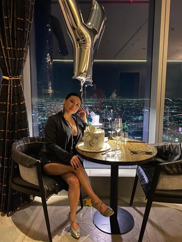 Mỹ nhân đình đám một thời xả ảnh từ phòng tắm ra phòng khách, khoe vẻ đẹp nóng bỏng của mình. Ảnh: Facebook Mỹ nhân đình đám một thời xả ảnh từ phòng tắm ra phòng khách, khoe vẻ đẹp nóng bỏng của mình. Ảnh: Facebook