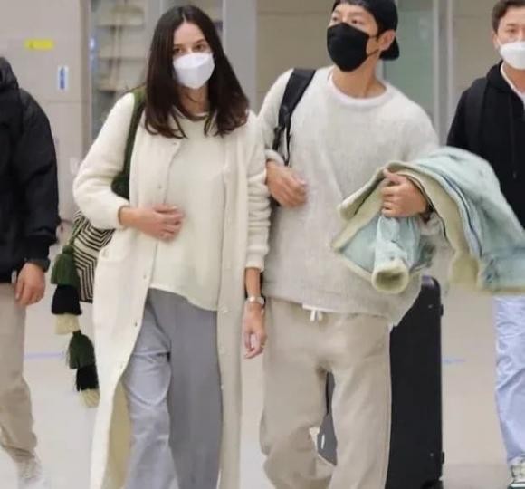 Bất chấp việc bà xã đang mang bầu, Song Joong Ki vẫn quyết 'ly thân' một thời gian - Ảnh 1 Bất chấp việc bà xã đang mang bầu, Song Joong Ki vẫn quyết 'ly thân' một thời gian - Ảnh 1