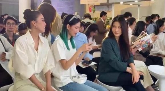 Hoa hậu Tiểu Vy và Diễm My 9X hội ngộ tại một sự kiện. Ảnh chụp từ clip Hoa hậu Tiểu Vy và Diễm My 9X hội ngộ tại một sự kiện. Ảnh chụp từ clip