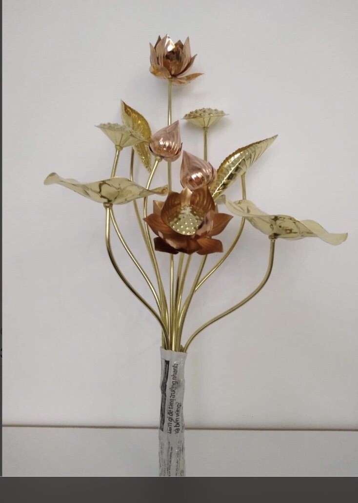 Không nên trưng hoa giả lên bàn thờ vì như thế cho thấy không có sự thành tâm. Ảnh: Internet