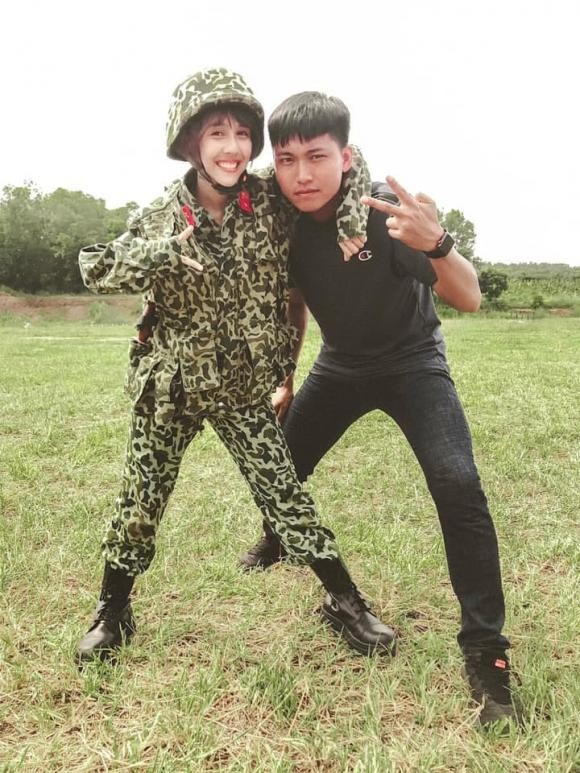 Anh từng được dân tình 'đẩy thuyền' với Hậu Hoàng sau khi cả hai cùng tham gia Sao Nhập Ngũ. Ảnh: Internet Anh từng được dân tình 'đẩy thuyền' với Hậu Hoàng sau khi cả hai cùng tham gia Sao Nhập Ngũ. Ảnh: Internet