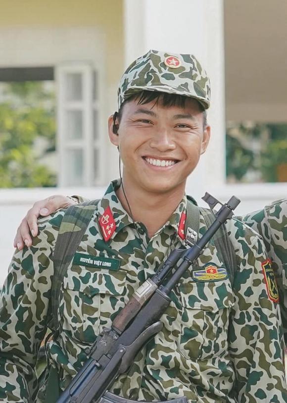 Mũi trưởng Long từng gây ấn tượng với vẻ ngoài thân thiện và nụ cười tỏa nắng. Ảnh chụp màn hình Mũi trưởng Long từng gây ấn tượng với vẻ ngoài thân thiện và nụ cười tỏa nắng. Ảnh chụp màn hình