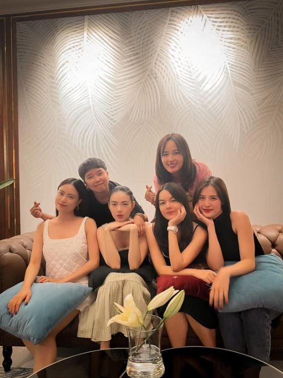 Trước đó Mai Phương Thúy khá tươi tắn trong buổi tụ tập cùng hội bạn thân thiết. Ảnh: Facebook