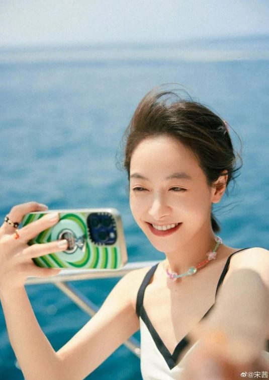 'Nữ thần Kim Ưng' Tống Thiến khoe visual mãn nhãn khi xả ảnh vi vu ở Phuket - Ảnh 4 'Nữ thần Kim Ưng' Tống Thiến khoe visual mãn nhãn khi xả ảnh vi vu ở Phuket - Ảnh 4