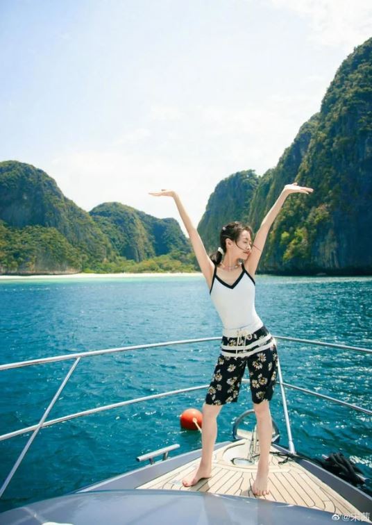 Loạt hình ảnh check-in của Tống Thiên tại Phuket mới đây nhanh chóng nhận được sự chú ý của dân tình. Ảnh: Internet Loạt hình ảnh check-in của Tống Thiên tại Phuket mới đây nhanh chóng nhận được sự chú ý của dân tình. Ảnh: Internet