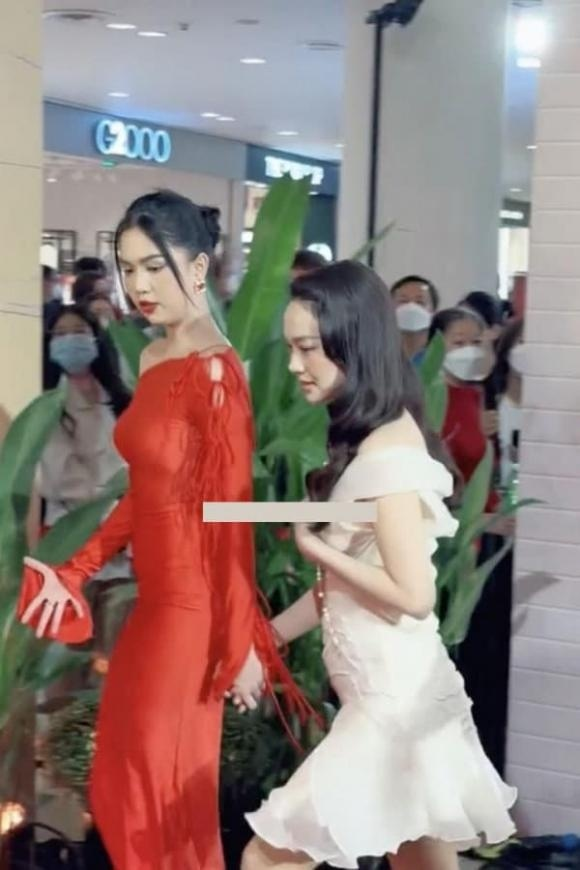 Dù vậy, thời gian gần đây Minh Hằng liên tục bị khui ra việc giấu nhẹm vòng 2 bằng trang phục rộng hoặc bị lộ vòng 2 to bất thường. Ảnh: Facebook Dù vậy, thời gian gần đây Minh Hằng liên tục bị khui ra việc giấu nhẹm vòng 2 bằng trang phục rộng hoặc bị lộ vòng 2 to bất thường. Ảnh: Facebook