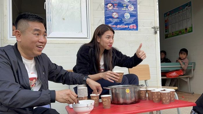 Thùy Tiên không ngần ngại đăng những bức ảnh hậu trường tự dìm hàng mình như thế này. Ảnh: Facebook Thùy Tiên không ngần ngại đăng những bức ảnh hậu trường tự dìm hàng mình như thế này. Ảnh: Facebook
