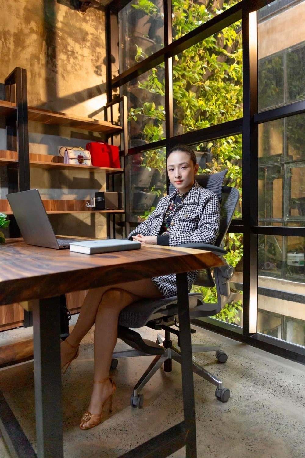 Trương Hồ Phương Nga luôn diện trang phục mang hơi hướng thanh lịch. Ảnh: Internet