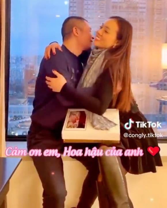 Cả hai có những hình ảnh vô cùng tình tứ khiến dân tình xúc động nghẹn ngào. Ảnh chụp từ clip