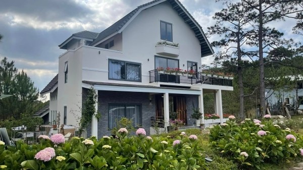 Cận cảnh căn biệt thự của Thân Thúy Hà khiến dân tình không khỏi trầm trồ. Ảnh: Facebook