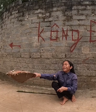 Hình ảnh Bà Tân Vlog đi làm ăn xin khiến CDM không khỏi xôn xao. Ảnh chụp màn hình Hình ảnh Bà Tân Vlog đi làm ăn xin khiến CDM không khỏi xôn xao. Ảnh chụp màn hình