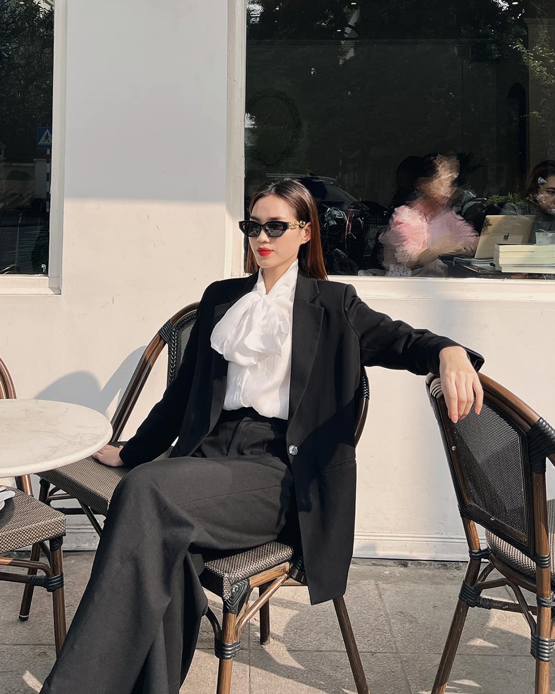 Đi ngược lại số đông của người đẹp, Đỗ Thị Hà vẫn tiếp tục thử phong cách tổng tài kín đáo và không kém phần khí chất. Ảnh: Facebook