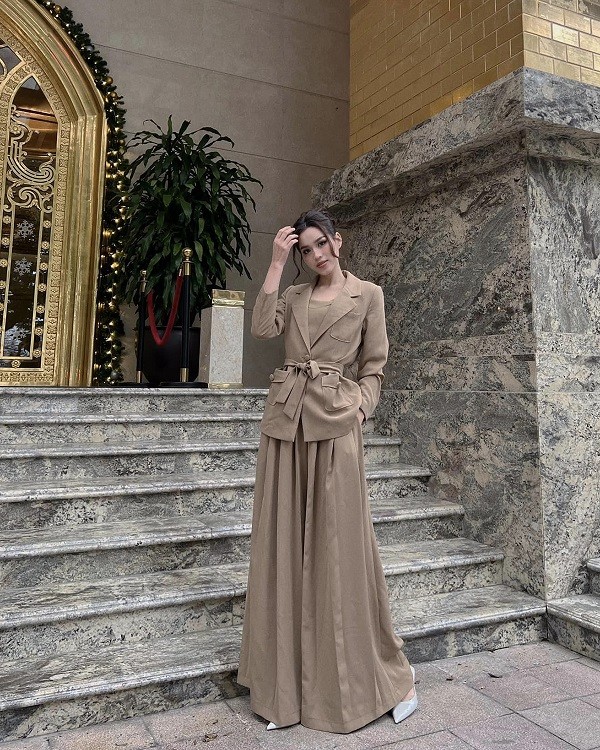 Đỗ Thị Hà vẫn giữ nguyên cho mình phong cách kín đáo thường thấy. Ảnh: Facebook