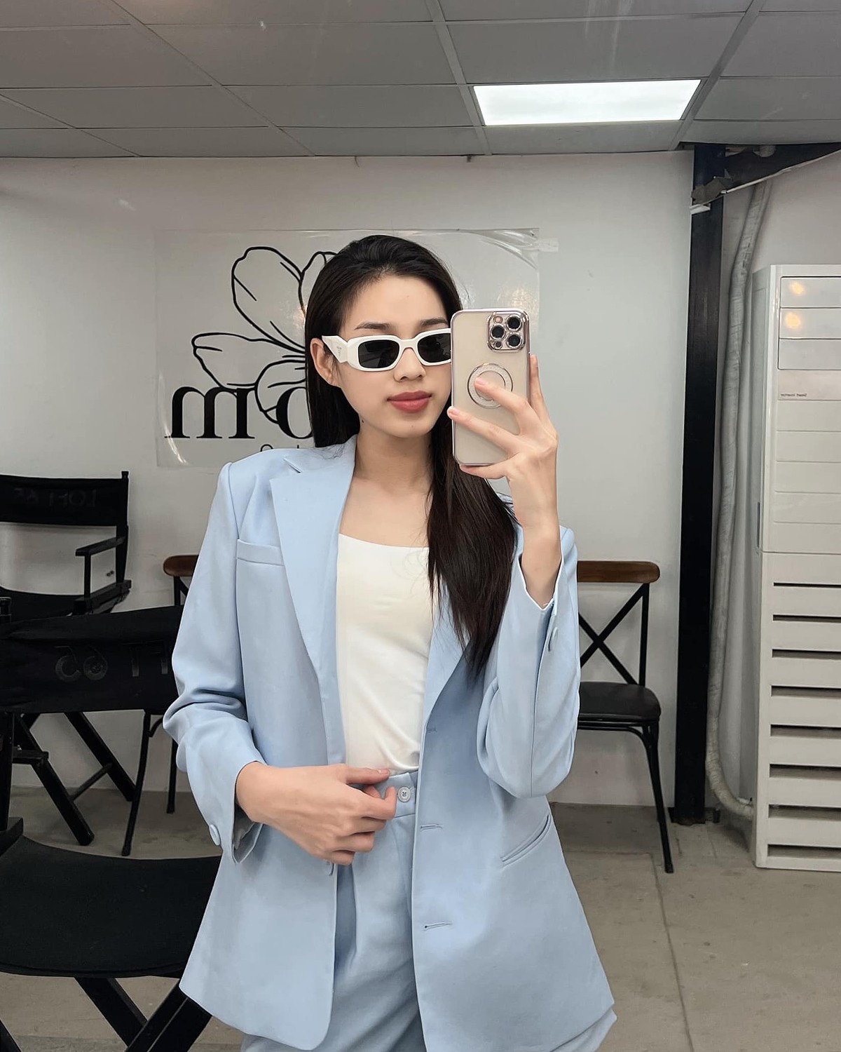 Rũ bỏ 'phèn', nàng hậu Đỗ Thị Hà gây mê với phong cách tổng tài khí chất  - Ảnh 4