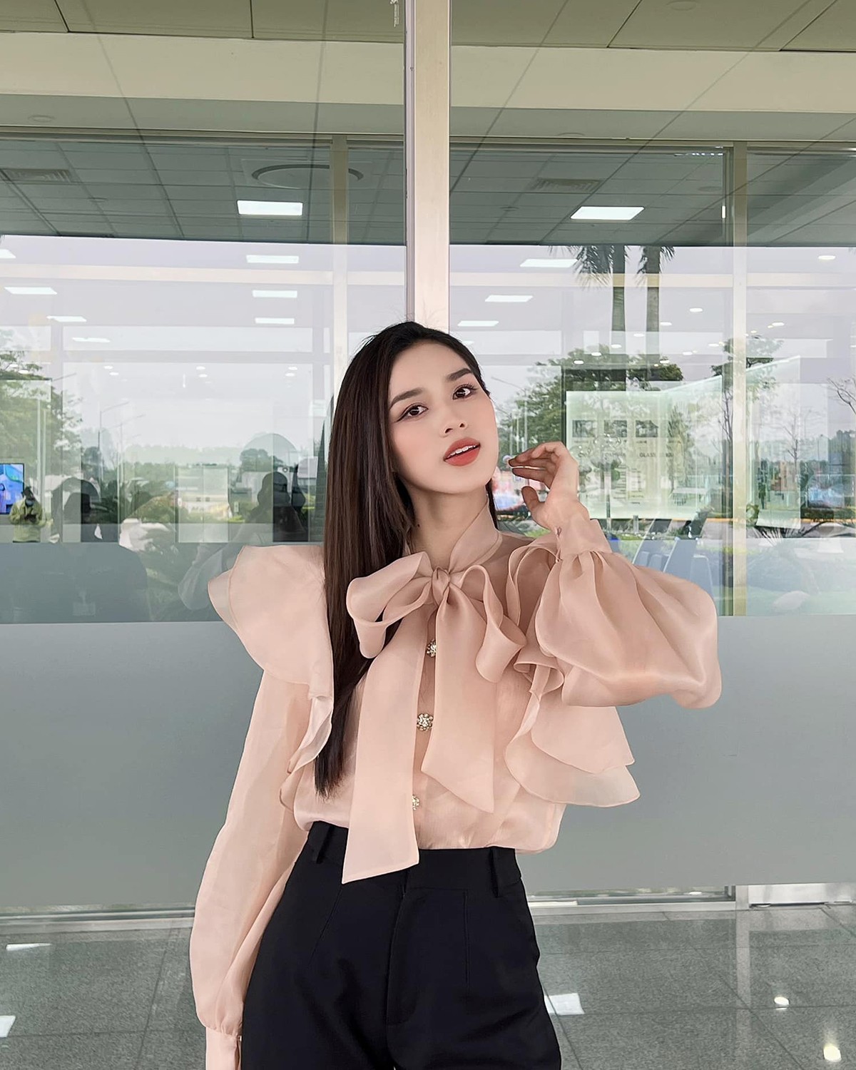 Rũ bỏ 'phèn', nàng hậu Đỗ Thị Hà gây mê với phong cách tổng tài khí chất  - Ảnh 3