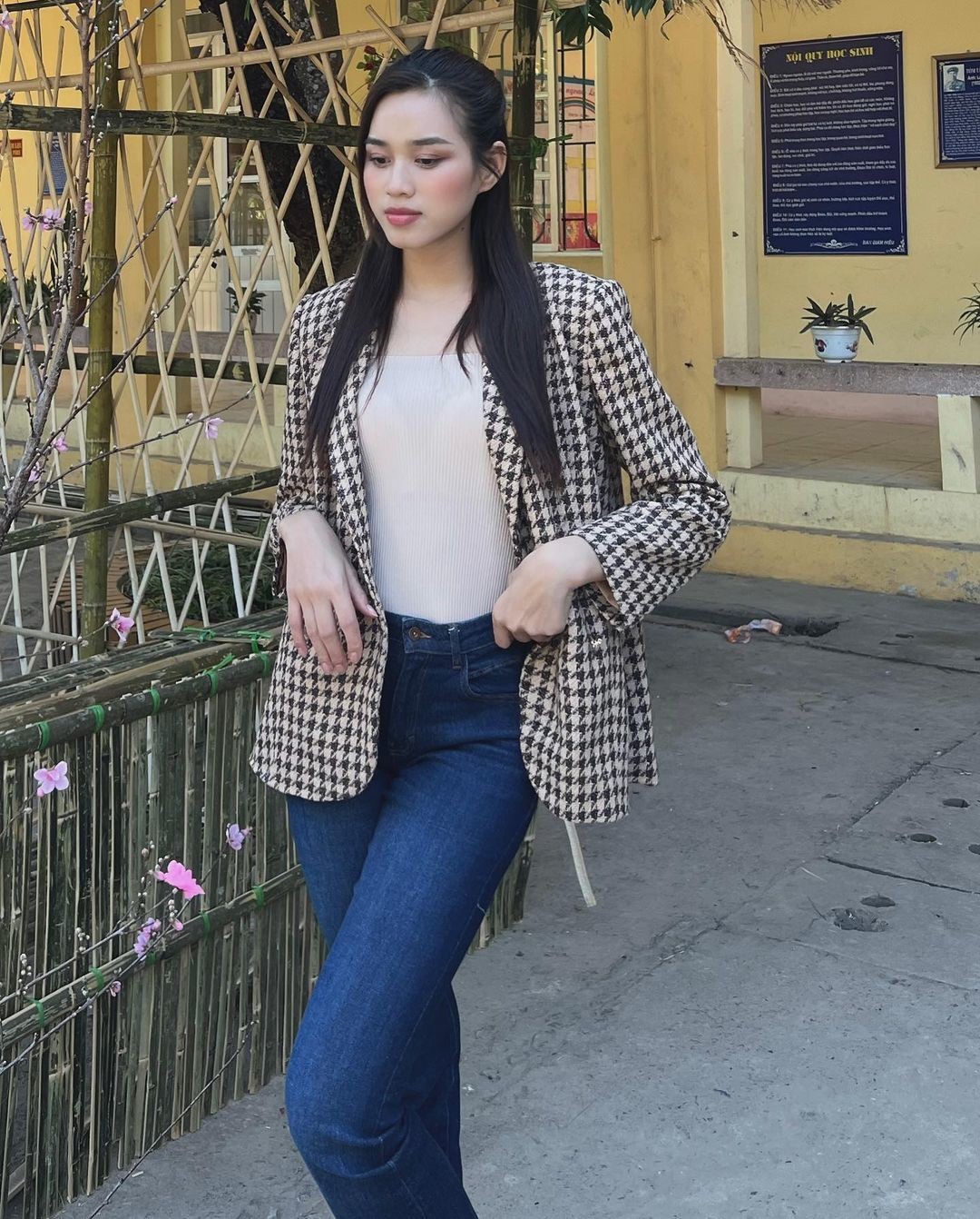 Rũ bỏ 'phèn', nàng hậu Đỗ Thị Hà gây mê với phong cách tổng tài khí chất  - Ảnh 2